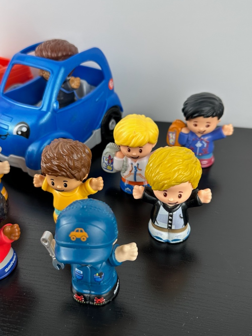 Fisher Price Little People Blue Electric Car, Pick Up Truck & 13 Boy Figurines - Picture 5 of 8